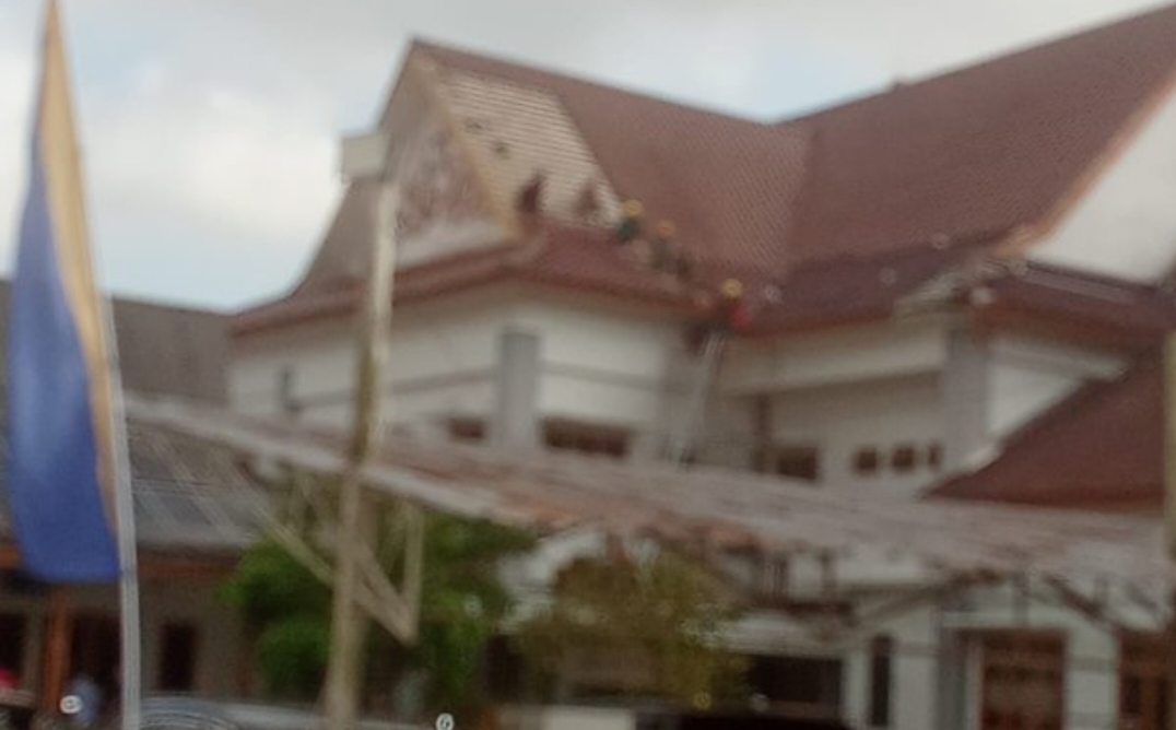 Diduga Pekerja Proyek Rehabilitasi Kantor PUPR Provinsi Abaikan K3
